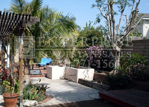 Avenida Arbol backyard